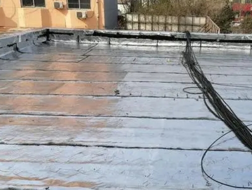 浦东卫生间漏水维修公司分享下浦东屋面楼顶防水刚性防水层施工要点。